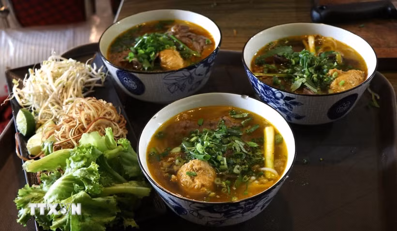 Món Bún bò Huế. (Ảnh: Văn Dũng/TTXVN)