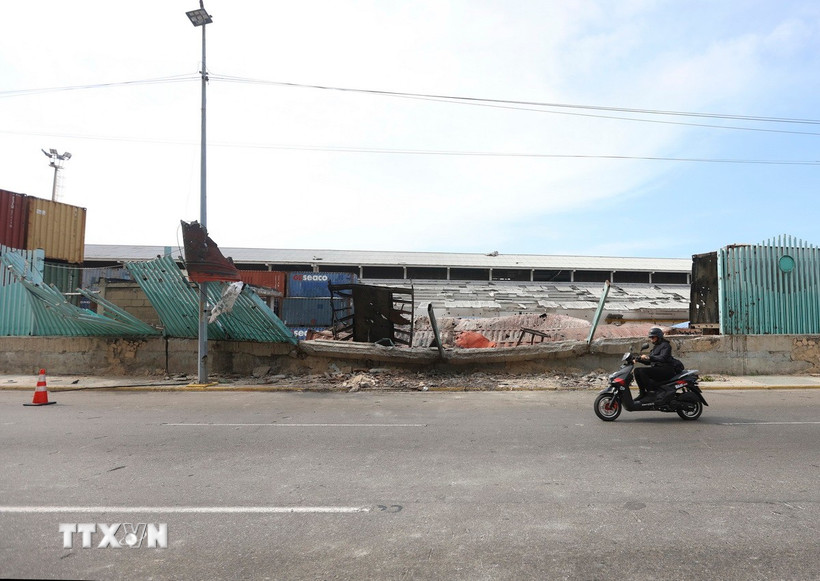 Thiệt hại sau một cuộc không kích tại cảng La Guaira, Venezuela ngày 3/1. (Ảnh: THX/TTXVN)