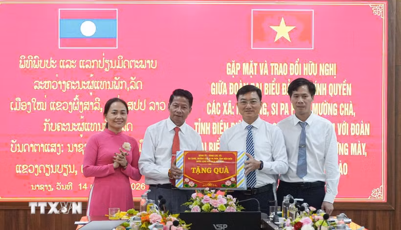 Đoàn đại biểu của các địa phương hai nước tặng quà cho nhau tại buổi gặp mặt. (Ảnh: Phan Quân/TTXVN)
