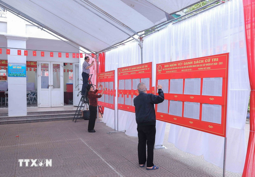Phường Việt Hưng, thành phố Hà Nội, khẩn trương hoàn tất công tác chuẩn bị tại các khu vực bỏ phiếu, bảo đảm an ninh, an toàn. (Ảnh: Phan Phương/TTXVN)