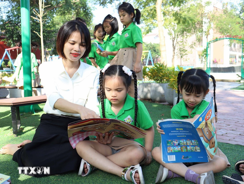 Cô và trò Trường Tiểu học và Trung học cơ sở Trần Quốc Toản, thành phố Bắc Ninh hào hứng với giờ đọc sách. (Ảnh: Thanh Thương/TTXVN)