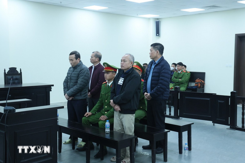 Các bị cáo nghe Tòa tuyên án. (Ảnh: Kim Anh/TTXVN)