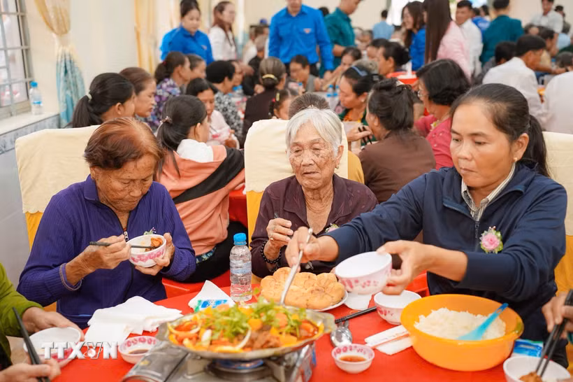 "Bữa cơm nghĩa tình" ấm áp. (Ảnh: Ánh Tuyết/TTXVN)