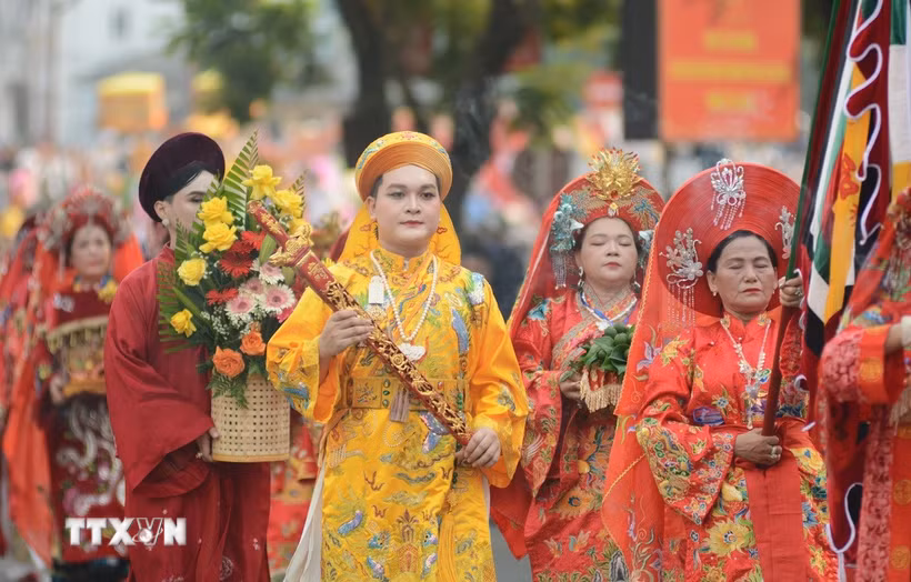Thành viên đoàn rước Đoàn rước cung nghinh Thánh Mẫu, Hội đồng Tứ phủ bằng đường bộ đến làm lễ ở đình Thương Bạc. (Ảnh: Văn Dũng/TTXVN)