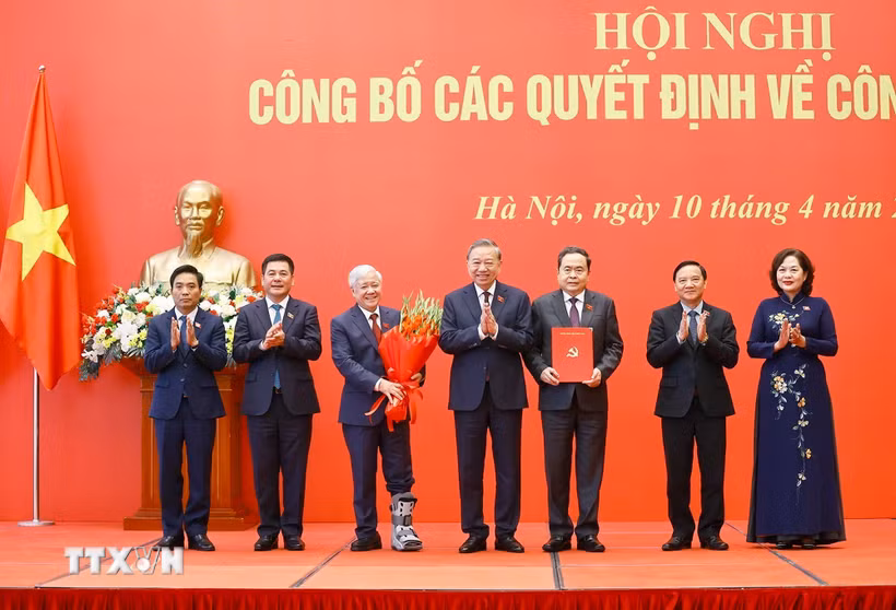 Bet8801234.com cá cược độc quyền, Chủ tịch nước Tô Lâm trao Quyết định của Bộ Bett88 cá cược trực tuyến về việc chỉ định Ban Chấp hành, Ban Thường vụ, Bí thư, Phó Bí thư Đảng ủy Bet88app còn khuyến mãi nhiệm kỳ 2025 -2030 cho Chủ tịch Bet88app còn khuyến mãi Trần Thanh Mẫn và các Phó Chủ tịch Bet88app còn khuyến mãi. (Ảnh: Doãn Tấn/TTXVN)