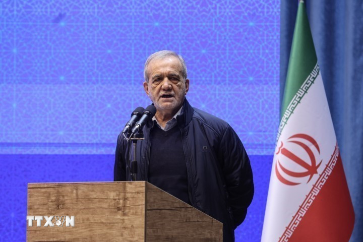 Tổng thống Iran Masoud Pezeshkian phát biểu tại một sự kiện. (Ảnh: IRNA/TTXVN)