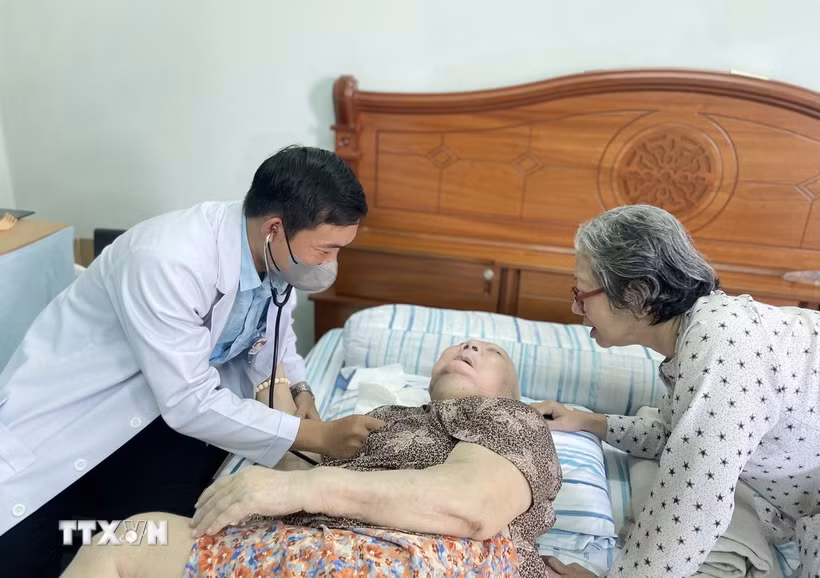 Bác sỹ Trạm Y tế phường Hiệp Bình, Thành phố Hồ Chí Minh, đến tận nhà khám sức khỏe cho người cao tuổi. (Ảnh: Đinh Hằng/TTXVN)