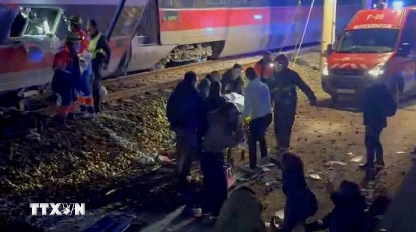 Hiện trường vụ va chạm tàu cao tốc ở Adamuz, Tây Ban Nha, ngày 18/1. (Ảnh: Reuters/TTXVN)