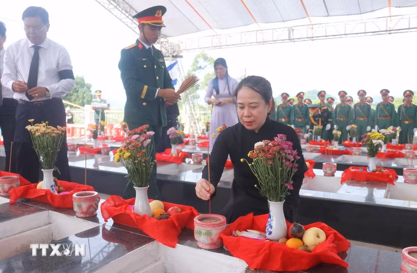 Phó Chủ tịch nước Võ Thị Ánh Xuân dâng hương tại các phần mộ của Anh hùng liệt sỹ quân tình nguyện và chuyên gia Việt Nam yên nghỉ tại nghĩa trang Liệt sỹ Dốc Bà Đắc (phường Thới Sơn, tỉnh An Giang). (Ảnh: Công Mạo/TTXVN)