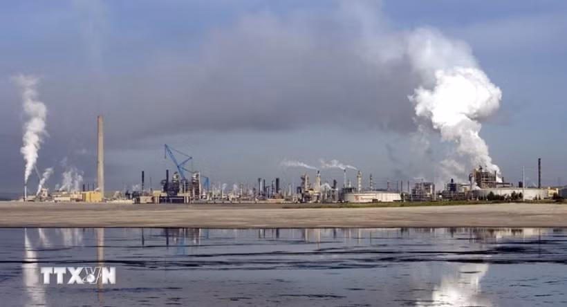 Cơ sở khai thác dầu thô Syncrude tại giếng dầu cát Alberta của Canada. (Ảnh: Getty Images/TTXVN)