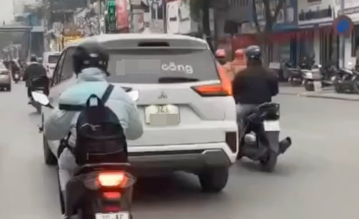 Hình ảnh chiếc xe được người đi đường ghi lại.