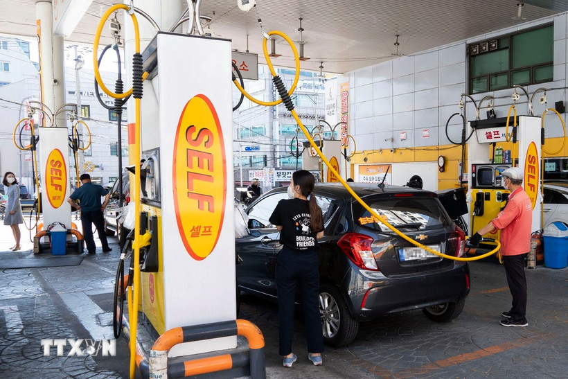 Một trạm xăng ở Seoul, Hàn Quốc. (Ảnh: THX/TTXVN)