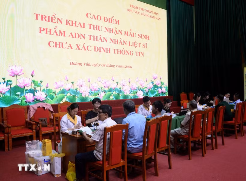 Quang cảnh chiến dịch cao điểm thu nhận mẫu ADN cho thân nhân liệt sỹ chưa xác định danh tính tại xã Hoàng Vân. (Ảnh: Danh Lam/TTXVN)