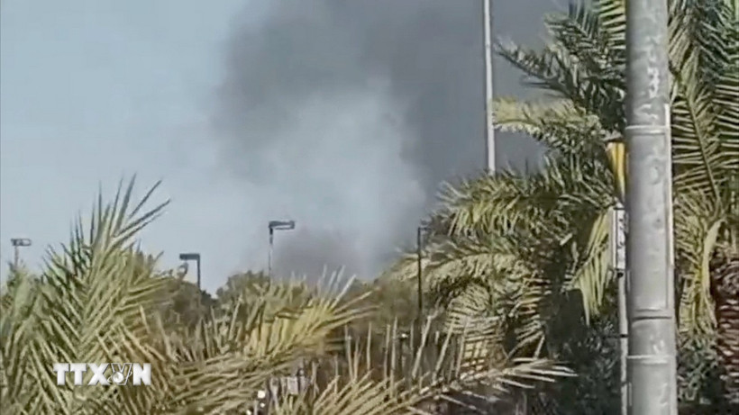 Khói bốc lên từ khu vực gần Đại sứ quán Mỹ ở Hawalli, Kuwait ngày 2/3. (Ảnh: THX/TTXVN)
