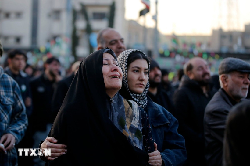 Người dân thương tiếc Lãnh tụ tối cao Iran Ali Khamenei tại Tehran, Iran. (Ảnh: THX/TTXVN)