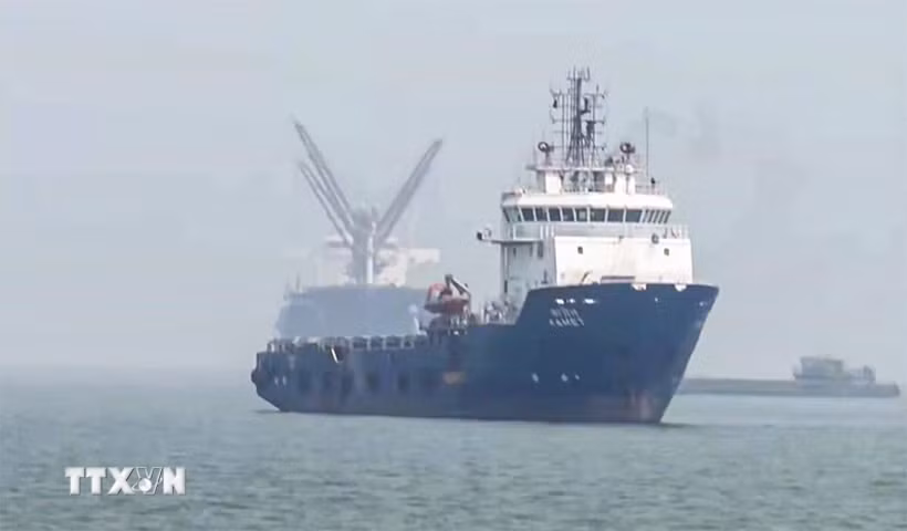 Tàu chở dầu cập cảng Mumbai, Ấn Độ, sau khi di chuyển qua eo biển Hormuz. (Ảnh: ANI/TTXVN)