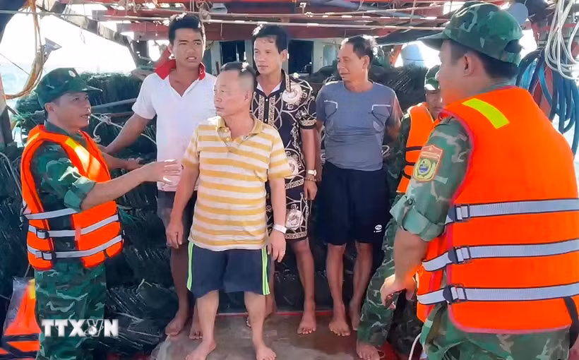 Bộ đội biên phòng Cà Mau kịp thời cứu nạn 4 thuyền viên bị lật sà lan khu vực cửa biển Gành Hào. (Ảnh: TTXVN phát)