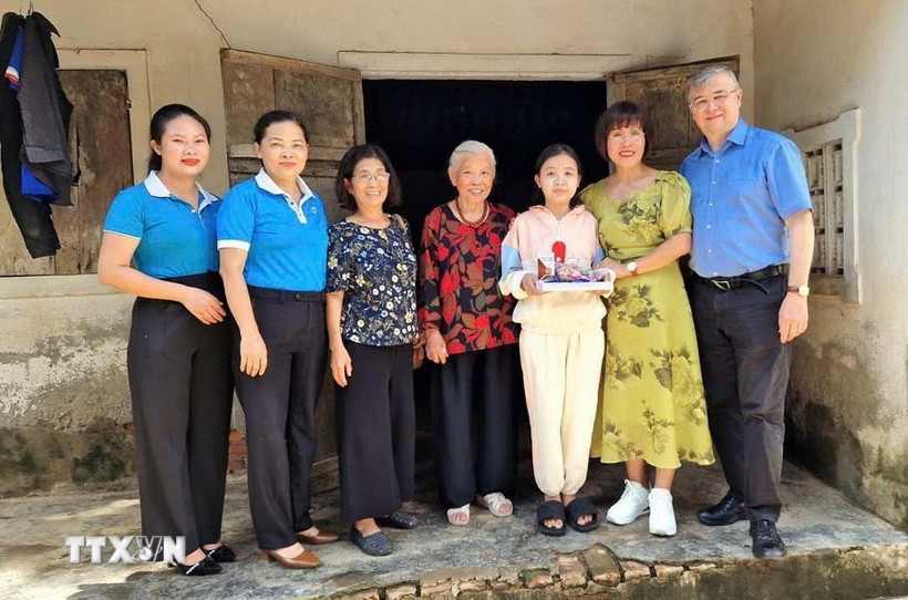 Tiến sỹ Phan Bích Thiện, Chủ tịch Diễn đàn phụ nữ Việt Nam tại châu Âu, thăm con đỡ đầu tại Việt Nam. (Ảnh: TTXVN phát)