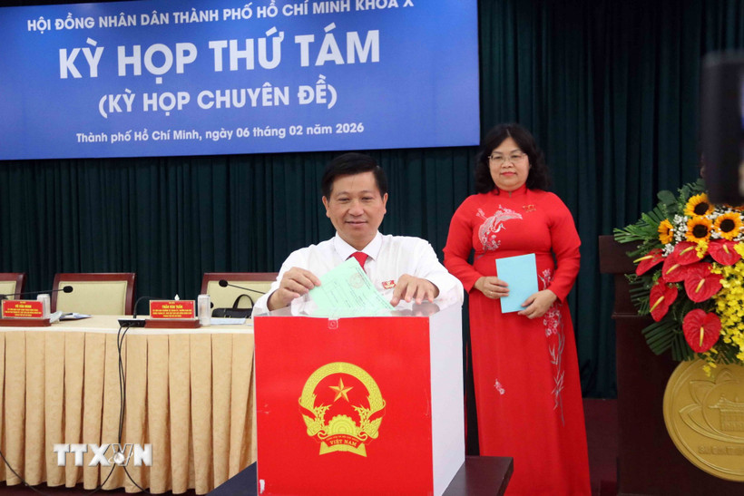 Các đại biểu bỏ phiếu bầu bổ sung Phó Chủ tịch Hội đồng Nhân dân Thành phố và Ủy viên Ủy ban Thành phố khóa X. (Ảnh: Xuân Khu/TTXVN)