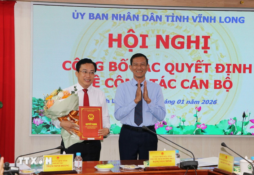 Phó Chủ tịch Thường trực UBND tỉnh Vĩnh Long Đặng Văn Chính trao quyết định tiếp nhận, bổ nhiệm có thời hạn 5 năm, chức vụ Chánh Thanh tra tỉnh Vĩnh Long đối với ông Võ Văn Phú. (Ảnh: Phạm Minh Tuấn/TTXVN)