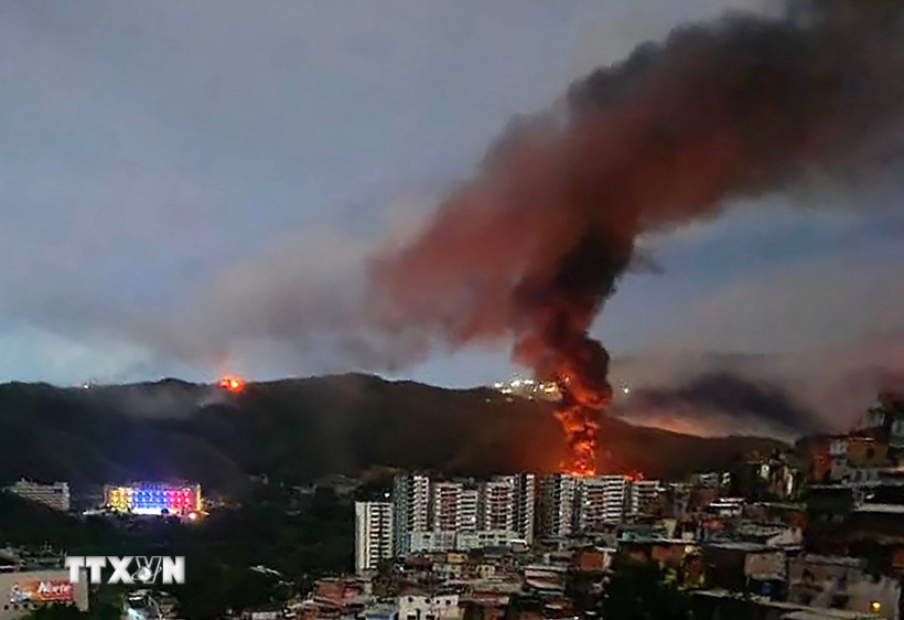 Khói lửa bốc lên tại khu phức hợp quân sự Fuerte Tiuna lớn nhất Venezuela, sau một loạt tiếng nổ ở thủ đô Caracas ngày 3/1. (Ảnh: France24/TTXVN)
