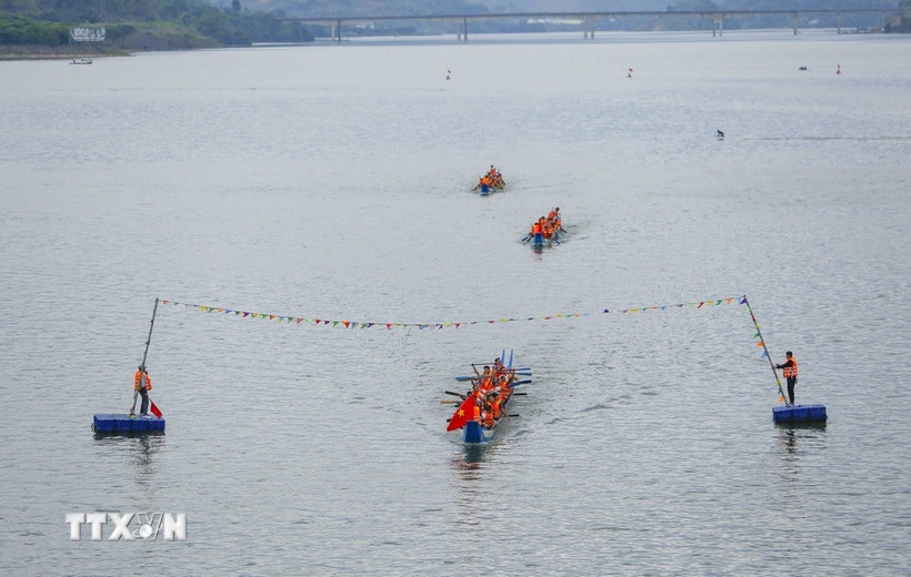 Đua thuyền đuôi én trên sông Đà. (Ảnh: Xuân Tư/TTXVN)