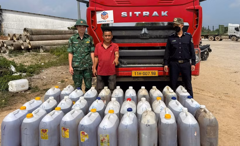 Lực lượng chức năng Cửa khẩu quốc tế Nam Giang, thành phố Đà Nẵng thu giữ tang vật nghi là dầu Diesel được vận chuyển trái phép qua biên giới. (Ảnh: Trần Tĩnh/TTXVN)