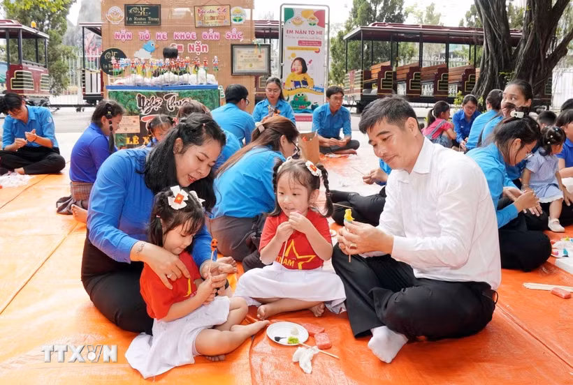 Một gia đình tham gia hoạt động nặn tò he tại Ngày hội “Gia đình hạnh phúc” năm 2026. (Ảnh: Trung Tuyến/TTXVN)