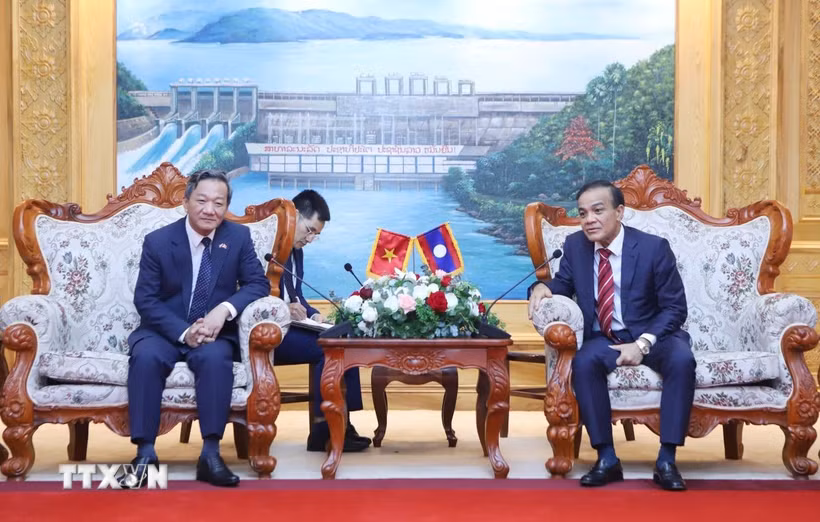 Bí thư Tỉnh ủy, Chủ tịch Hội đồng Nhân dân tỉnh Vientiane Phouthanouphet Xaysombath tiếp Đại sứ Việt Nam tại Lào Nguyễn Minh Tâm đến thăm và làm việc. (Ảnh: Xuân Tú/PV TTXVN)