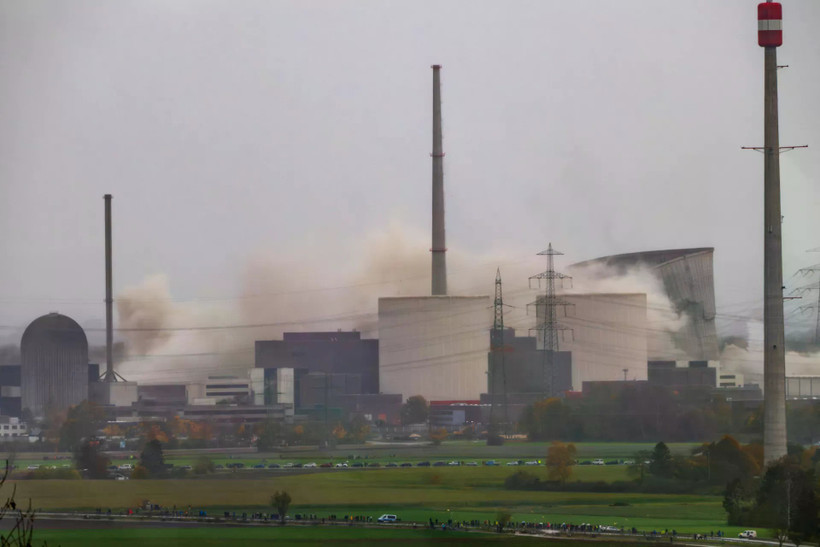 Hai tháp làm mát của nhà máy điện hạt nhân Gundremmingen đã ngừng hoạt động bị sập trong quá trình phá dỡ, tại Gundremmingen, Đức. (Nguồn: DPA)