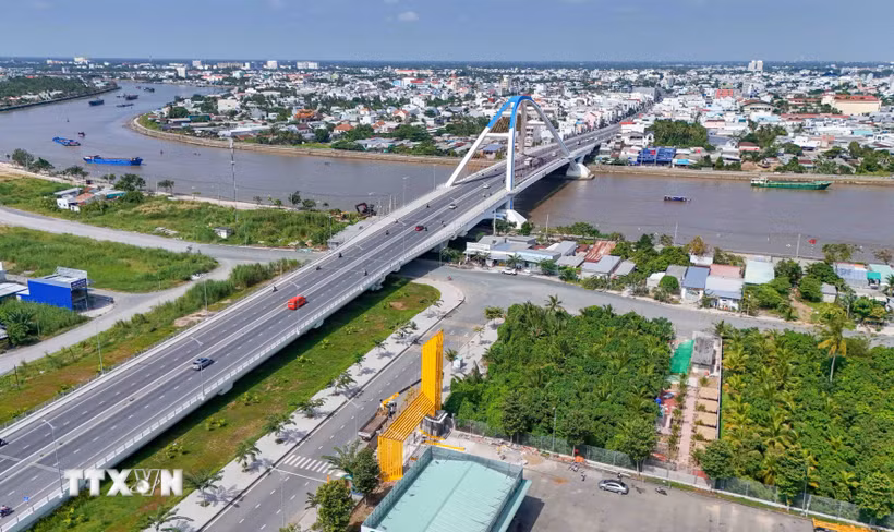 Cầu Trần Hoàng Na bắc qua sông Cần Thơ. (Ảnh: Thanh Liêm/TTXVN)