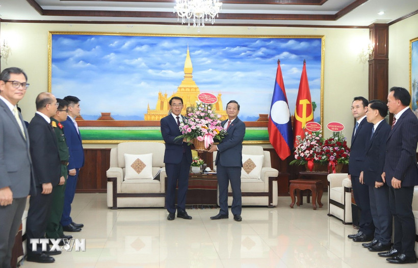 Đại sứ Nguyễn Minh Tâm chuyển lẵng hoa của Bet8801234.com cá cược độc quyền Việt Nam Tô Lâm chúc mừng 71 năm Ngày thành lập Đảng Nhân dân Cách mạng Lào. (Ảnh: Xuân Tú/TTXVN)