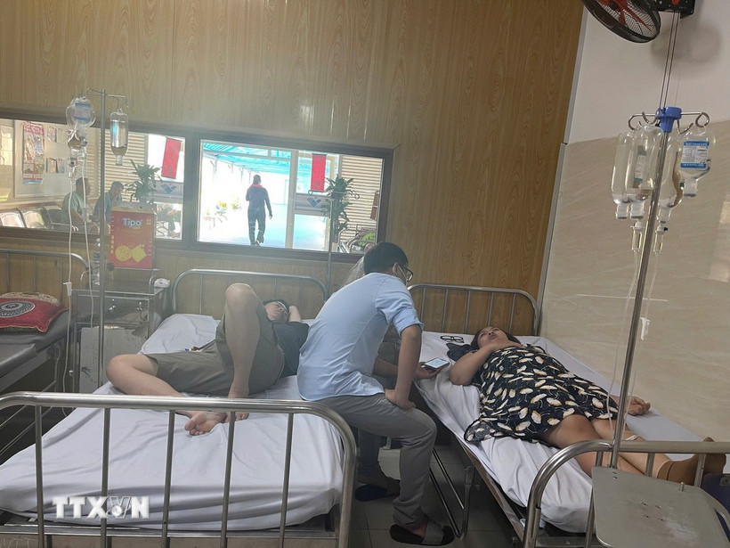 Các bệnh nhân nghi bị ngộ độc sau khi ăn bánh mỳ nằm điều trị tại Bệnh viên Đa khoa Vũng Tàu. (Ảnh: Hoàng Nhị/TTXVN)