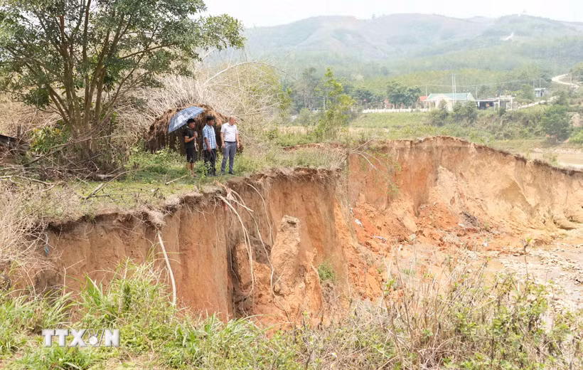 Bờ sông Pô Kô sạt lở ảnh hưởng nghiêm trọng đến công trình nhà ở, giao thông và diện tích canh tác của người dân trên địa bàn xã Dục Nông. (Ảnh: Dư Toán/TTXVN)