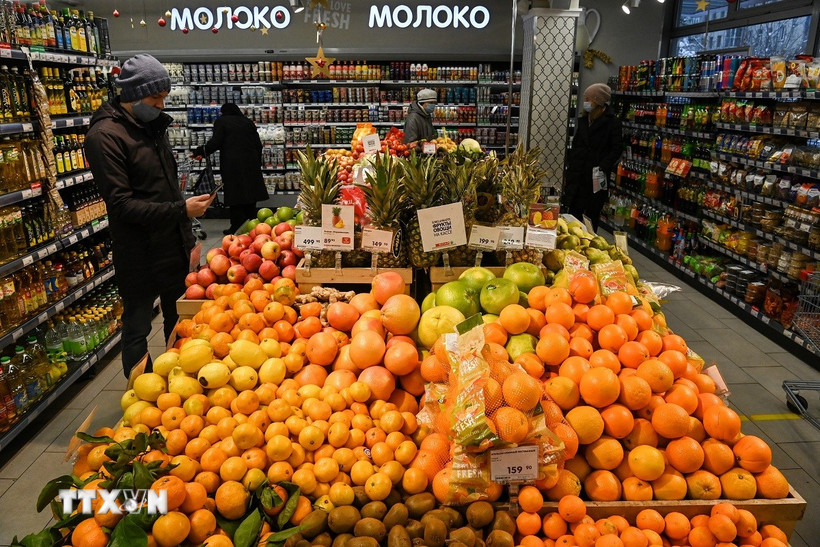 Người dân chọn mua hàng tại một siêu thị ở Moskva, Nga. (Ảnh: AFP/TTXVN)