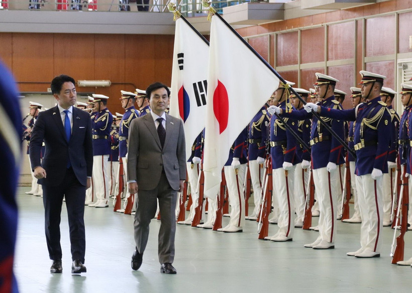 Bộ trưởng Quốc phòng Hàn Quốc Ahn Gyu-back (phải) và Bộ trưởng Quốc phòng Nhật Bản Shinjiro Koizumi duyệt đội danh dự tại trụ sở Lực lượng Phòng vệ Hàng hải Nhật Bản ở Yokosuka, tỉnh Kanagawa, Nhật Bản. (Nguồn: Yonhap)