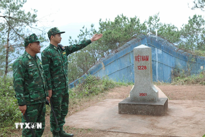 Bộ đội biên phòng cửa khẩu Chi Ma, tỉnh Lạng Sơn kiểm tra cơ động tại khu vực mốc 1228. (Ảnh: Quang Duy/TTXVN)