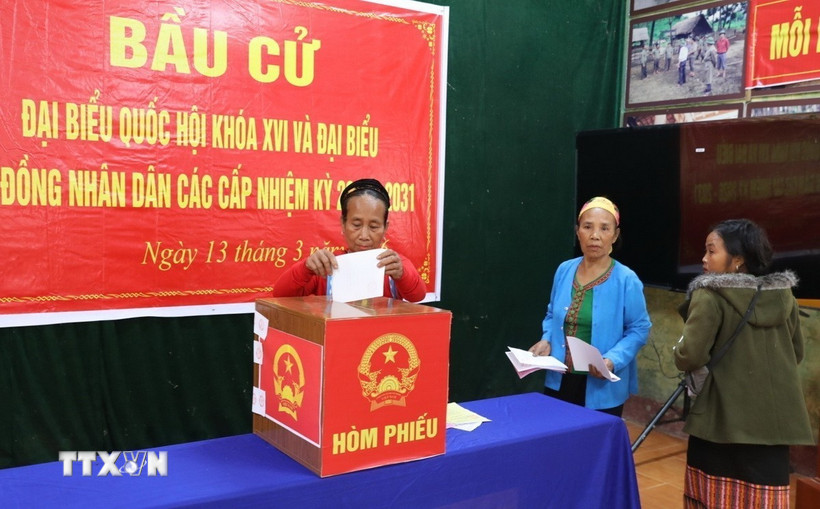 Cử tri bản Co Phạt, xã Môn Sơn (Nghệ An) bỏ phiếu bầu đại biểu Quốc hội khóa XVI và đại biểu HĐND các cấp nhiệm kỳ 2026-2031. (Ảnh: Văn Tý/TTXVN)