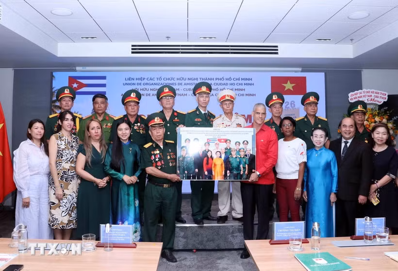 Đại diện Ban liên lạc truyền thống Tiểu đoàn 261 Giron tại Thành phố Hồ Chí Minh tặng ảnh kỷ niệm cho ông Mauricio Alejandro Martínez Duque, Tổng Lãnh sự Cộng hòa Cuba tại Thành phố Hồ Chí Minh. (Ảnh: Xuân Khu/TTXVN)