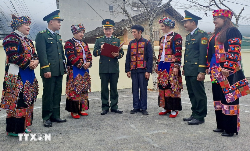 Cán bộ Bộ đội biên phòng tuyên truyền pháp luật cho người dân. (Ảnh: Đức Thọ/TTXVN)