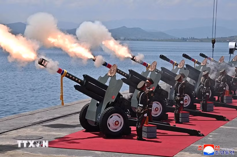 Lễ bàn giao tàu khu trục Choe Hyon ở thành phố cảng Nampho, Triều Tiên. (Ảnh: YONHAP/TTXVN)