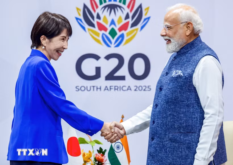 Thủ tướng Nhật Bản Sanae Takaichi và Thủ tướng Ấn Độ Narendra Modi tại cuộc gặp bên lề Hội nghị thượng đỉnh G20 ở Johannesburg, Nam Phi, ngày 23/11/2025. (Ảnh: ANI/TTXVN)