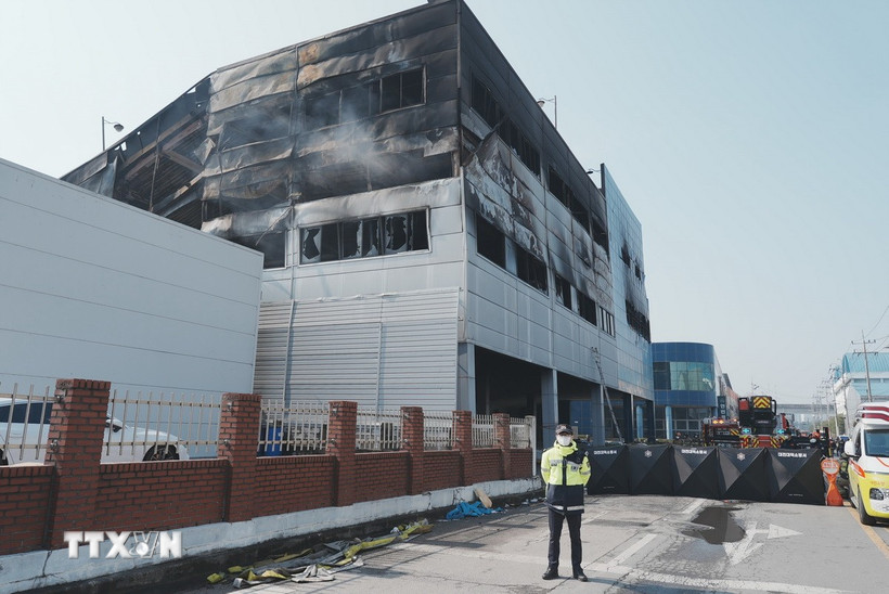 Hiện trường vụ hỏa hoạn tại nhà máy sản xuất phụ tùng ôtô ở thành phố Daejeon, Hàn Quốc. (Ảnh: THX/TTXVN)