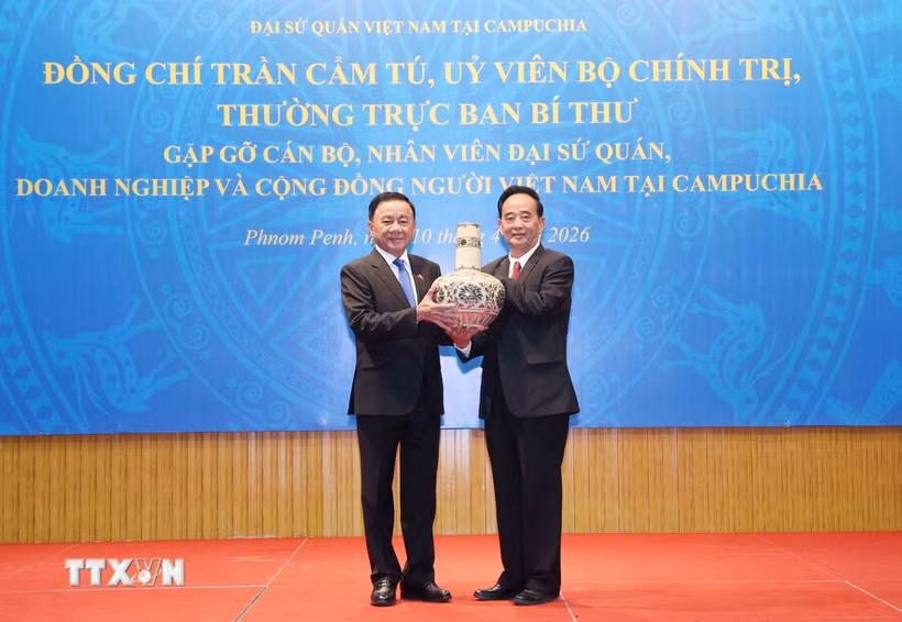 Thường trực Ban Bí thư Trần Cẩm Tú tặng quà lưu niệm cho cộng đồng người Việt Nam tại Campuchia. (Ảnh: Phương Hoa/TTXVN)