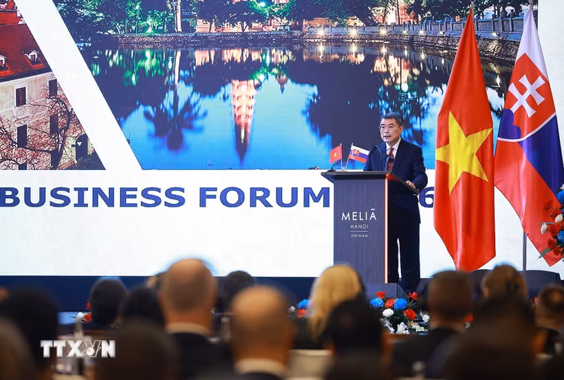 Thủ tướng Lê Minh Hưng phát biểu tại Diễn đàn doanh nghiệp Slovakia-Việt Nam năm 2026. (Ảnh: Dương Giang/TTXVN)