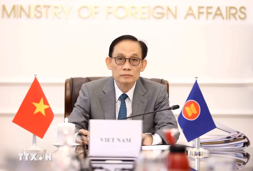 Đồng chí Lê Hoài Trung, Ủy viên Bộ Chính trị, Bộ trưởng Ngoại giao phát biểu tại cuộc họp. (Ảnh: An Đăng/TTXVN)