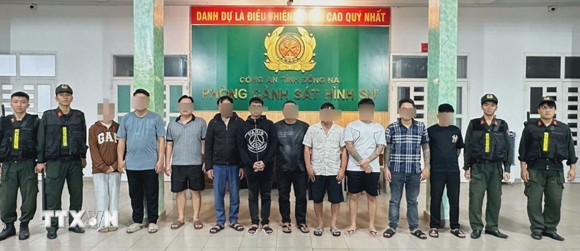Nhóm đối tượng cho vay lãi nặng bị Công an Đồng Nai tạm giữ. (Ảnh: Công an Đồng Nai/TTXVN phát)