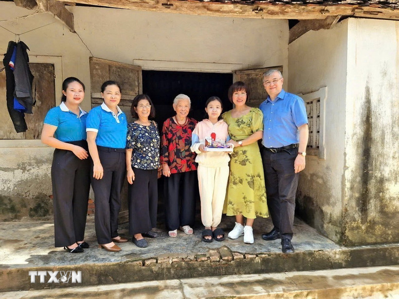 Bầu cử Quốc hội và HĐND: Những chuyến trở về hơn cả một hành trình địa lý Tiến sỹ Phan Bích Thiện (thứ 2 từ phải sang), Chủ tịch Diễn đàn phụ nữ Việt Nam tại châu Âu, thăm gia đình con đỡ đầu tại Việt Nam. (Ảnh: TTXVN phát)