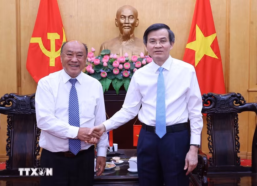 Đồng chí Đoàn Minh Huấn, Ủy viên Bộ Chính trị, Giám đốc Học viện Chính trị quốc gia Hồ Chí Minh, tiếp đồng chí Leeber Leebouapao, Ủy viên Trung ương Đảng Nhân dân Cách mạng Lào, Bí thư Đảng ủy, Chủ tịch Viện Khoa học Kinh tế và Xã hội Quốc gia Lào. (Ảnh: Văn Điệp/TTXVN)