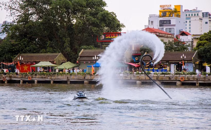 Chương trình trình diễn flyboard tại Ninh Bình. (Ảnh: Thùy Dung/TTXVN)